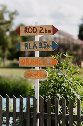 a street sign with arrows pointing in different directions at Ödevata Gårdshotell in Emmaboda