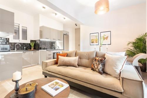 Kuchyň nebo kuchyňský kout v ubytování Stylish, 3-brdm Family Apartment near Acropolis!