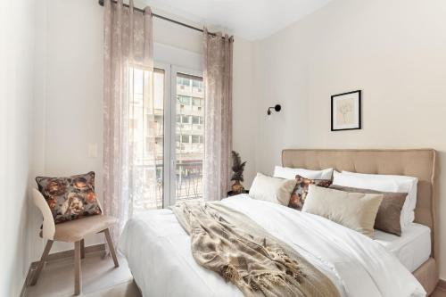 Postel nebo postele na pokoji v ubytování Stylish, 3-brdm Family Apartment near Acropolis!