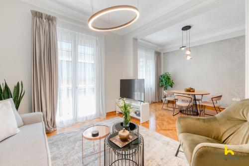 1 Contemporary 2-BDR APT near Kalimarmaro & Alsos Park!