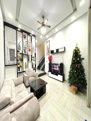 Télévision ou salle de divertissement dans l'établissement Villa 14 Ngủ - Resort Hạ Long