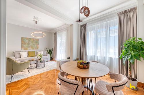 1 Contemporary 2-BDR APT near Kalimarmaro & Alsos Park!