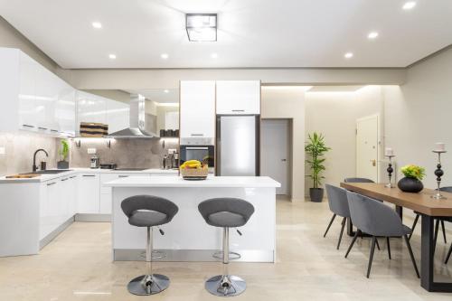 Deluxe 3-BDRM Urban-industrial Apt at Acropolis