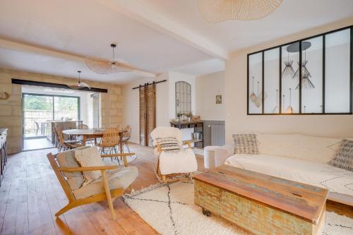 un salon avec un canapé et une table dans l'établissement L'Echoppe Bordelaise - Très belle maison avec jardin, à Bordeaux