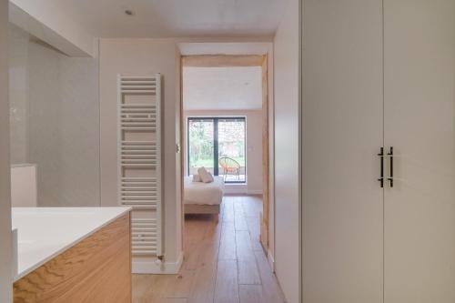 une cuisine avec un escalier menant à une chambre dans l'établissement L'Echoppe Bordelaise - Très belle maison avec jardin, à Bordeaux