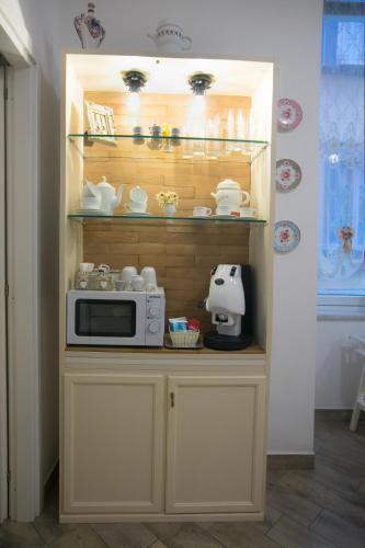 a kitchen with a microwave on a counter at La Regina di Spaccanapoli in Naples