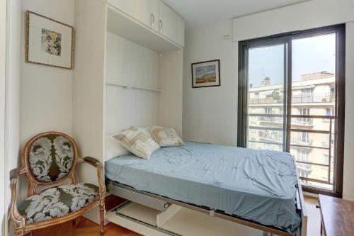 une chambre avec un lit et une fenêtre dans l'établissement Le Vernet - Boulogne, à Boulogne-Billancourt