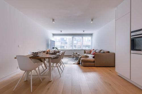 uma cozinha e sala de estar com mesa e cadeiras em Spacious two bedroom apartment in Knokke em Knokke-Heist