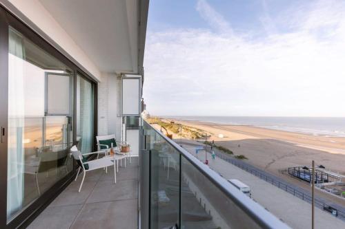 een balkon met uitzicht op het strand bij Huswell - Cosy apartment with terrace overlooking the sea in Middelkerke