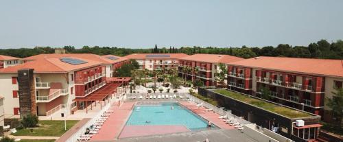 une vue aérienne d'un complexe avec piscine dans l'établissement 3309-T3 dans une résidence avec piscine, à Argelès-sur-Mer