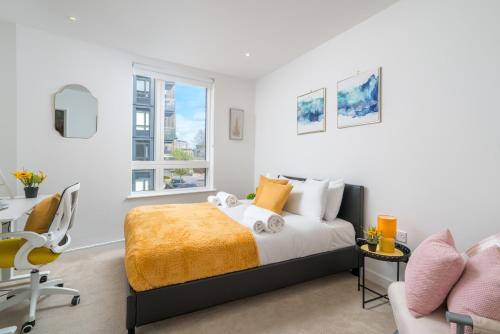 Un pat sau paturi într-o cameră la Lux Kew Bridge 7 guest balcony condo