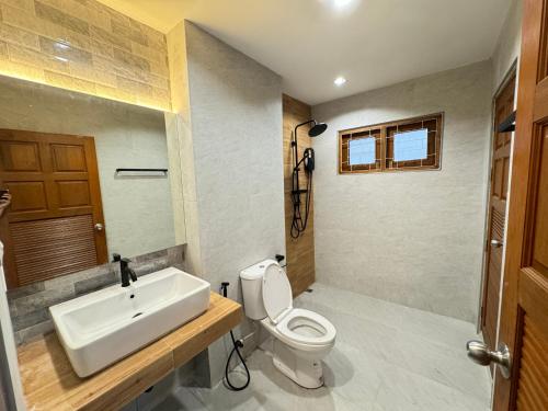 een badkamer met een wit toilet en een wastafel bij Villa Taa Koh Samui in Nathon Bay