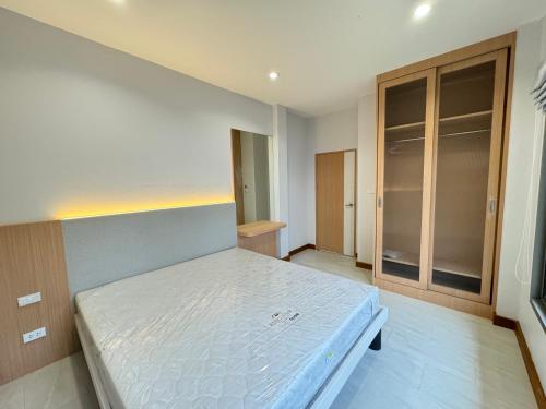 een slaapkamer met een wit bed in een kamer bij Villa Taa Koh Samui in Nathon Bay