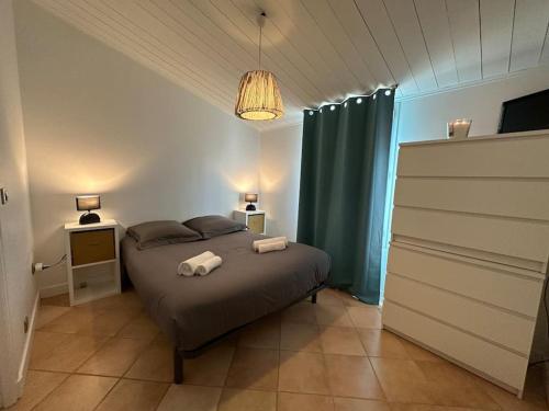 - une chambre avec un lit et 2 serviettes dans l'établissement Le Nid d'Ars, à Ars-en-Ré