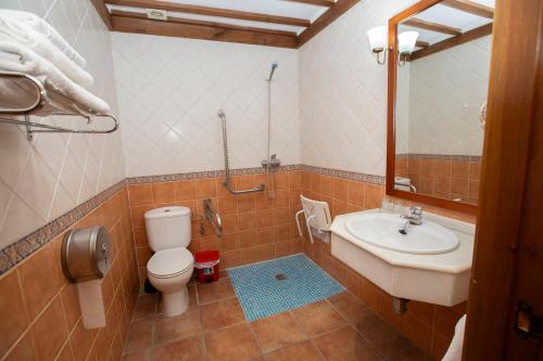 ein Bad mit einem WC und einem Waschbecken in der Unterkunft POSADA LEPANTO in Socuéllamos