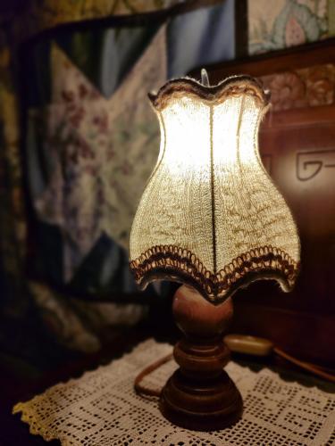 a lamp sitting on top of a table at La Spelonca degli Asini in Prata
