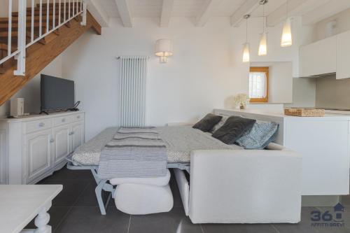a room with a bed and a table in a kitchen at Trieste 10min dal Centro Villa Privata con Jacuzzi in Trieste