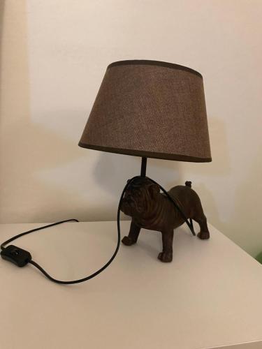 a lamp with a cat on a table at La bella vista in Sestri Levante