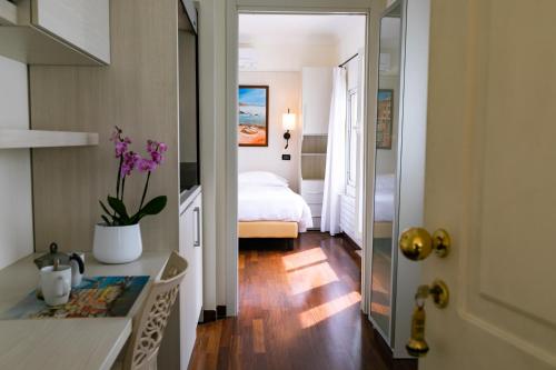 - une chambre avec un lit et un miroir dans l'établissement Rex Hotel Residence, à Gênes