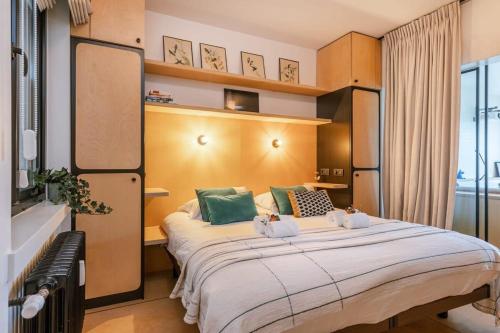 ein Schlafzimmer mit einem großen Bett mit zwei Katzen darauf in der Unterkunft Apartment with garden at the seaside in Knokke in Knokke-Heist