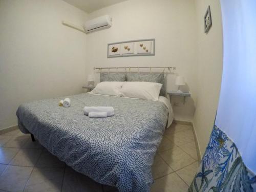 Un dormitorio con una cama con dos toallas encima. en Strategic Home, en Platamona