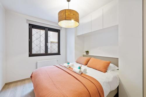 ein Schlafzimmer mit einem Bett mit zwei Teddybären darauf in der Unterkunft Fully equipped apartment with lateral sea view in Blankenberge