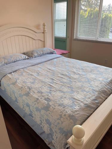 a bedroom with a bed with a blue comforter at 漂亮的卧室 元朗01 in Hong Kong