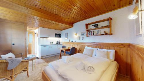 Un pat sau paturi într-o cameră la Charming alpine studio in the Val d'Anniviers