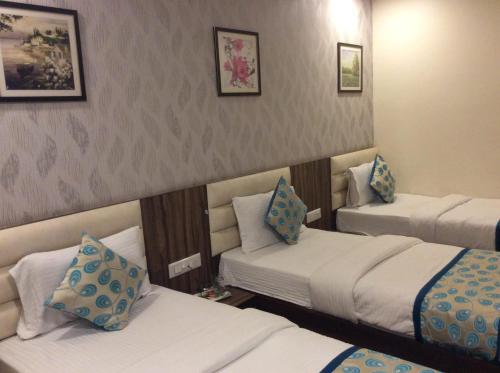 Una cama o camas en una habitación de HOTEL RK PALACE