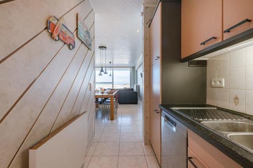 Huswell - Beachfront apartment in Zeebruggeにあるキッチンまたは簡易キッチン