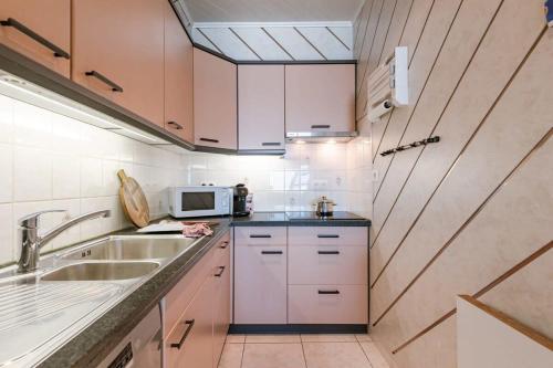 Huswell - Beachfront apartment in Zeebruggeにあるキッチンまたは簡易キッチン