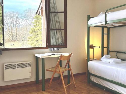 EnveitgにあるApartamento en Enveitg, Montana Parkの机と二段ベッドのある寮の部屋