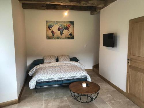 Schlafzimmer mit einem Bett, einem Tisch und einem TV in der Unterkunft Les Gîtes de la Vallée de l'aujon (10 pers) in Arc-en-Barrois