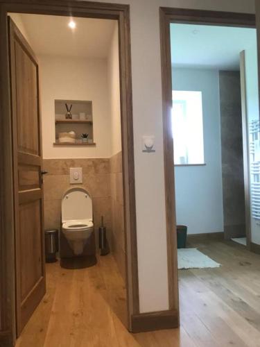 La salle de bains est pourvue de toilettes et d'une porte ouverte. dans l'établissement Les Gîtes de la Vallée de l'aujon (10 pers), à Arc-en-Barrois