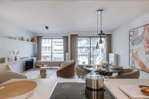 cocina y sala de estar con sofá y mesa en High-end apartment in centre of Knokke with parking, en Knokke-Heist