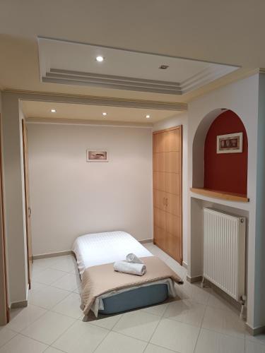 um quarto com uma cama num quarto em ALEX HOUSE em Kavala