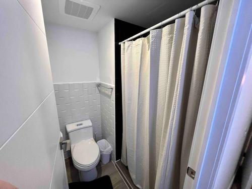 La petite salle de bains est pourvue d'une douche et de toilettes. dans l'établissement Ua ua - Comfortable apartment, à Guatemala