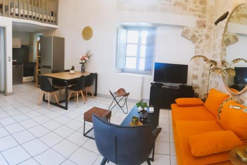 sala de estar con sofá naranja y mesa en Atlas - Orion - Plein centre - Intra muros en Aviñón