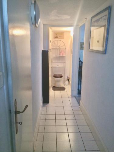 - une salle de bains avec toilettes dans le couloir dans l'établissement Chambre et sanitaires privés, à Épinal