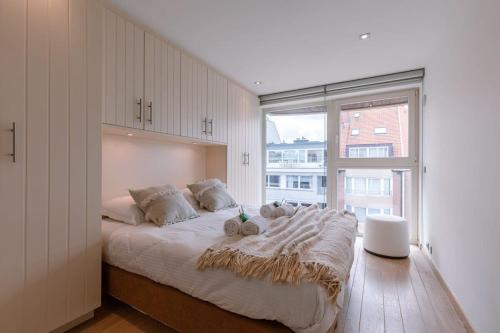 Lovely and spacious apartment on top location in Knokke 객실 침대