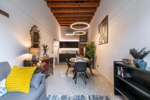 a living room with a couch and a table at Duomo5 Flat - Vicenza Centro Storico in Vicenza