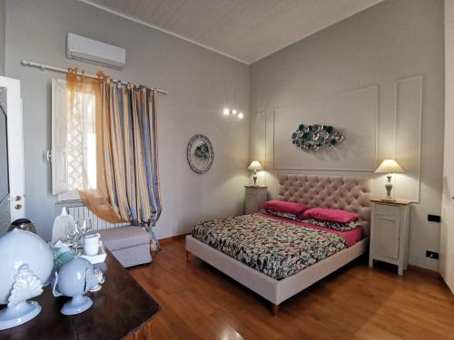 um quarto com uma cama com almofadas vermelhas em Palazzo Venezia - Luxury holiday rooms em Monopoli