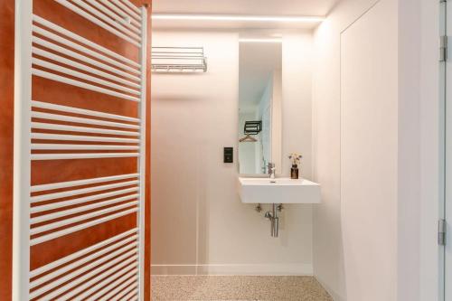 een badkamer met een toilet en een wastafel bij WAY SWEET DREAMS - Room 5 in Gent