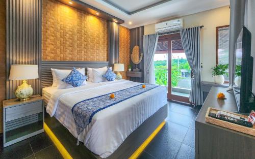 ヌサドゥアにあるOcean Golf Rubi Villa by Nagisa Baliの青い枕が付いた大きなベッドのある寝室