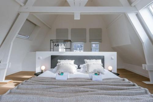 1 dormitorio grande con 1 cama grande con almohadas blancas en Modern apartment on top location in Antwerp, en Amberes