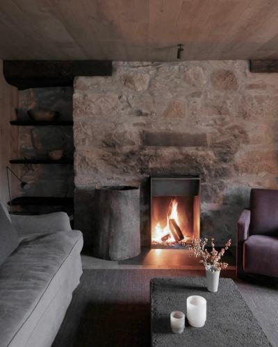 sala de estar con chimenea y sofá en Laggan Cottage - Charming home along River Gairn, en Ballater