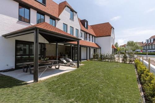 Κήπος έξω από το Huswell - Luxurious house with indoor elevator in Knokke