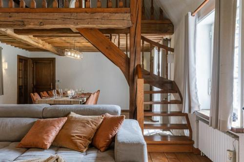亞貝克的住宿－Authentic Villa 'Amore' located in nature near Bruges，带沙发和木制楼梯的客厅