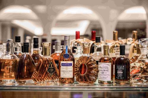 um monte de garrafas de álcool numa prateleira em Shenzhen Shekou Prince Bay Yifei Hotel em Shenzhen