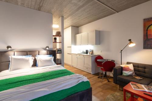 Foto #stayhere - Brand New Colourful Studio close to Shopping Malls 1